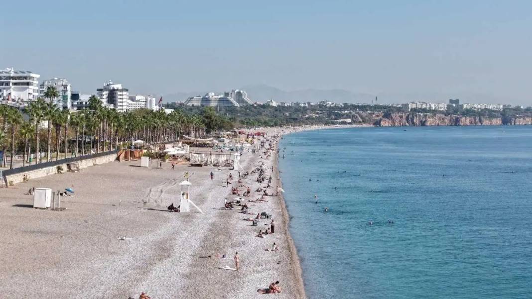 Antalya’da Mevsimler Karıştı: Kasım Ayında Deniz Sefası Sürüyor! 7